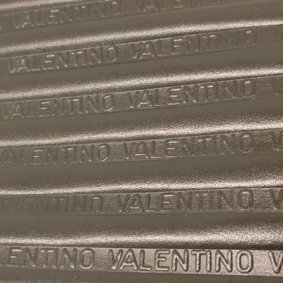 💋Valentino Garavani CLASSIC lightly used - Picture 10 of 14